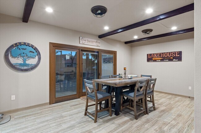 Building Photo - 785 Lake Forest