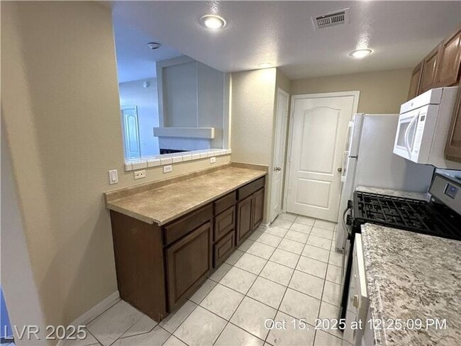 Building Photo - Fantastic Southwest first-floor unit in a ...