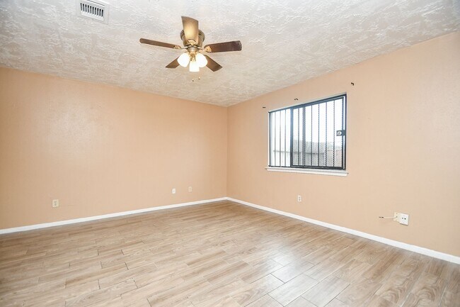 Building Photo - Nice duplex is back on the market