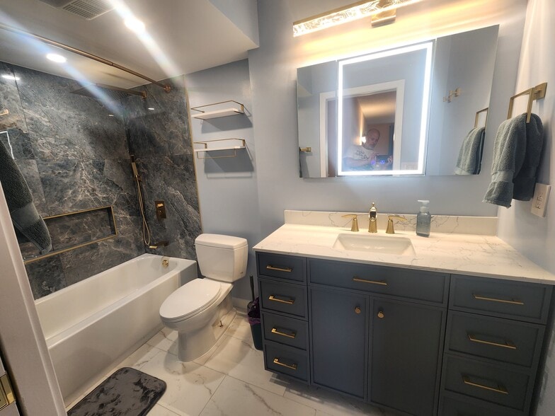 Master bathroom - 5901 Mt Eagle Dr