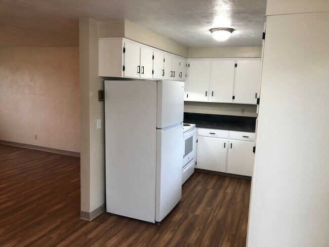 Building Photo - Updated 3 bedroom 1 bath house in Springfi...