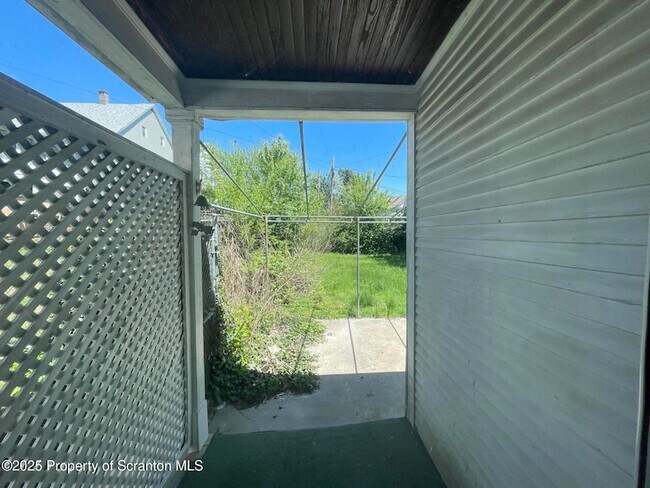 Building Photo - 1218 Schlager St