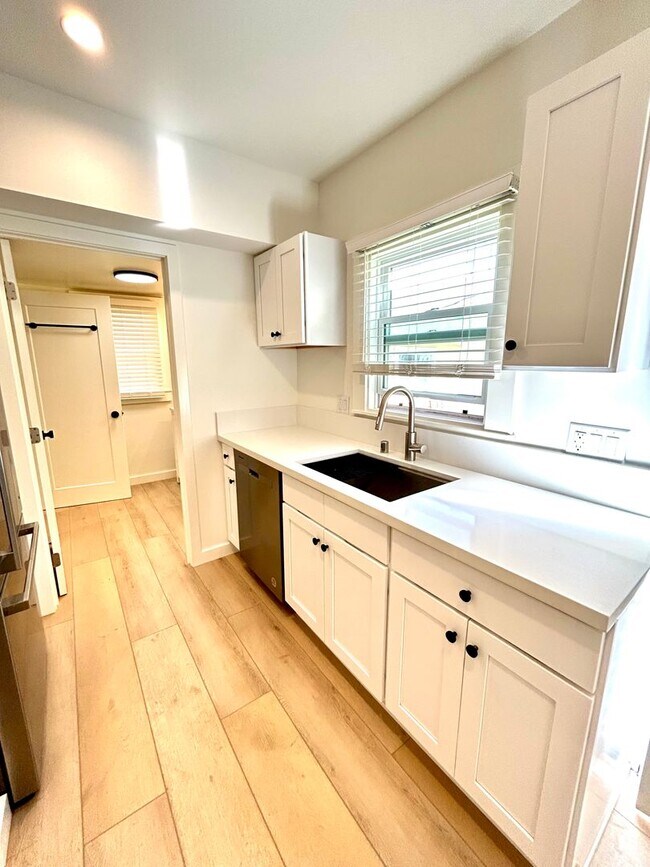 Building Photo - 3 Bed/1 Bath - Downtown Santa Barbara