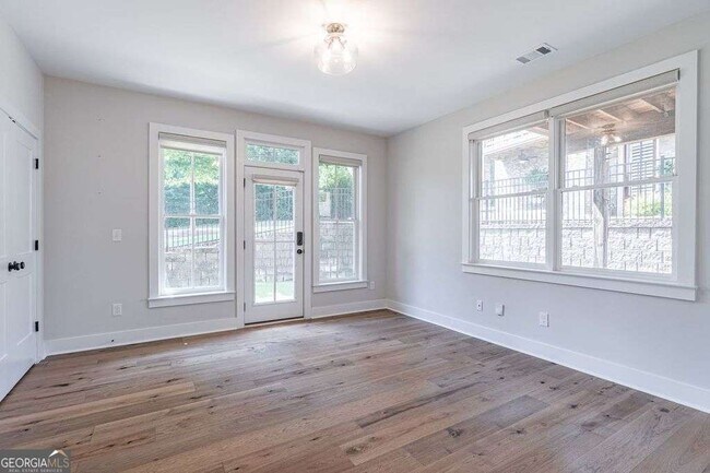 Building Photo - 370 Thrasher St NW