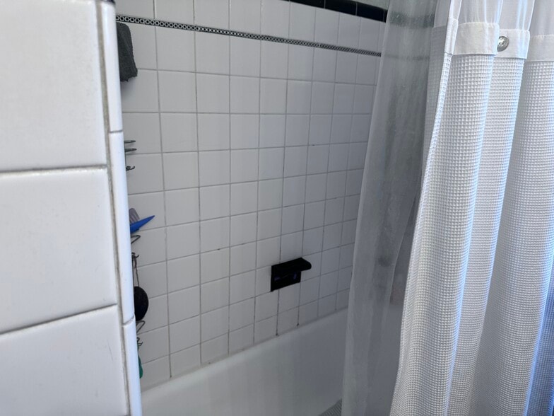 Building Photo - 3508 S Pine Ave