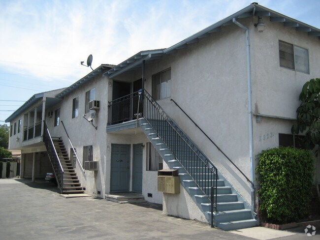 Building Photo - 8819-8823 Lankershim Blvd