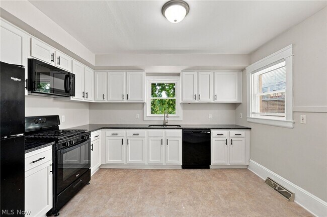 Building Photo - 1373 Thoreau Rd