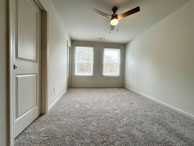 Building Photo - 137 Villa Ln