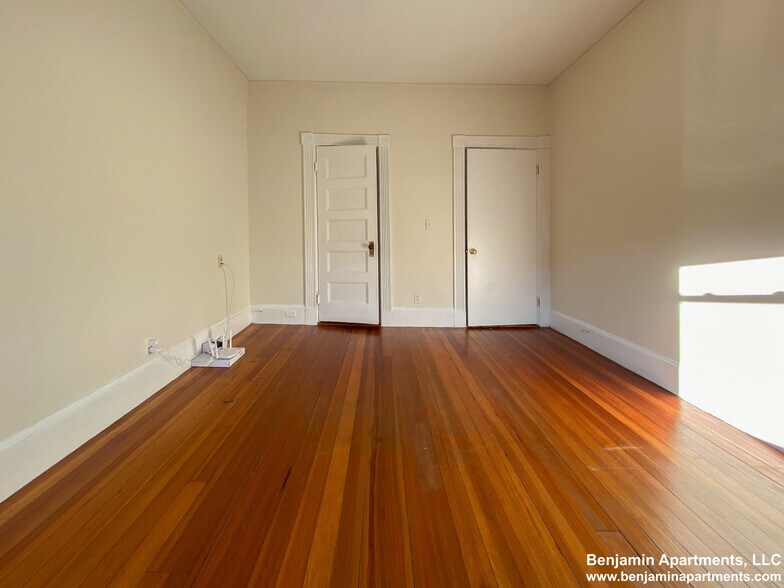 Building Photo - 1583 Beacon St