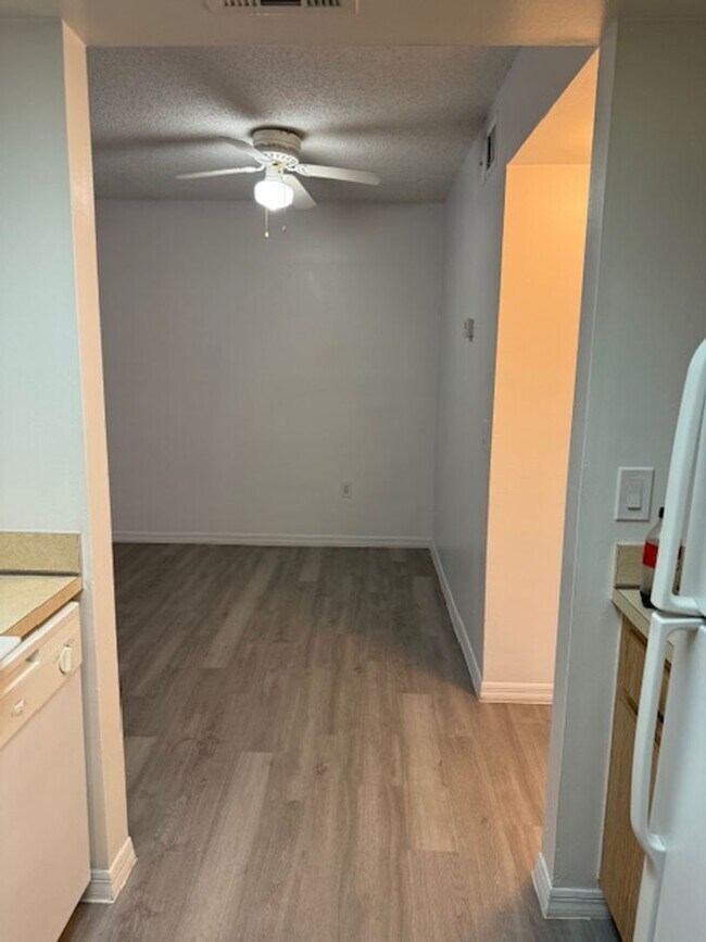Building Photo - Large One bedroom Condo