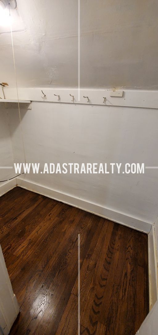 Building Photo - Amazing Historic Independence Home-Available NOW!!