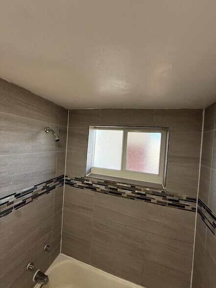 Building Photo - 1231 W River Dr