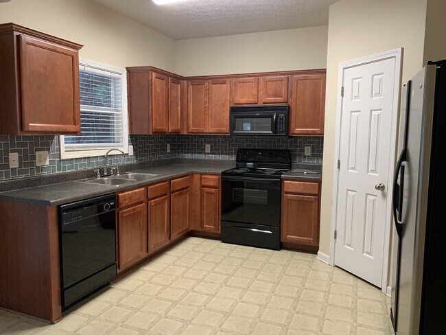 Building Photo - 3329 Fernview Dr