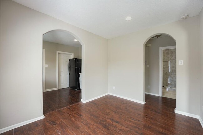 Building Photo - 916 E 35th St