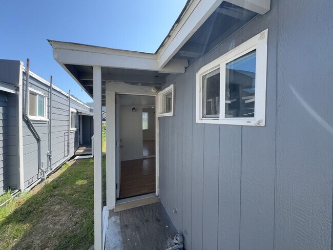 Primary Photo - 520-528 Wildwood [PRM: Renee]