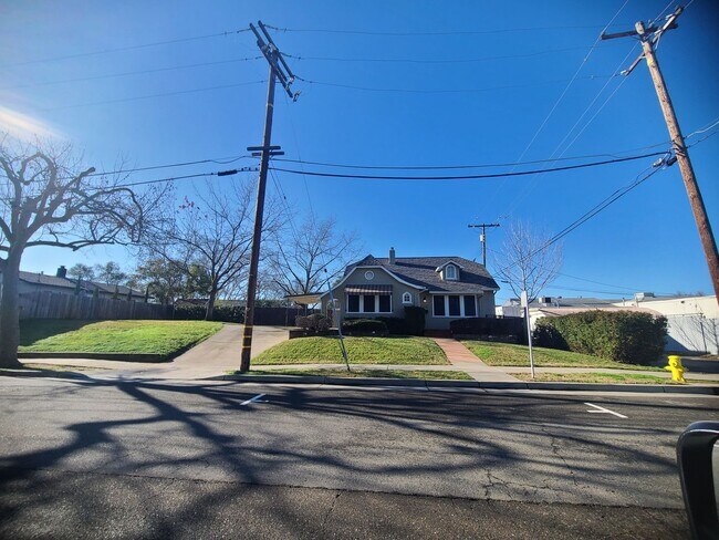 Building Photo - Action Properties R.E.S. Inc offering Central Roseville 2 Bed, 1bath  Carport Parking, Large yard...