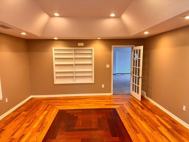 Building Photo - Nice large country setting close to town