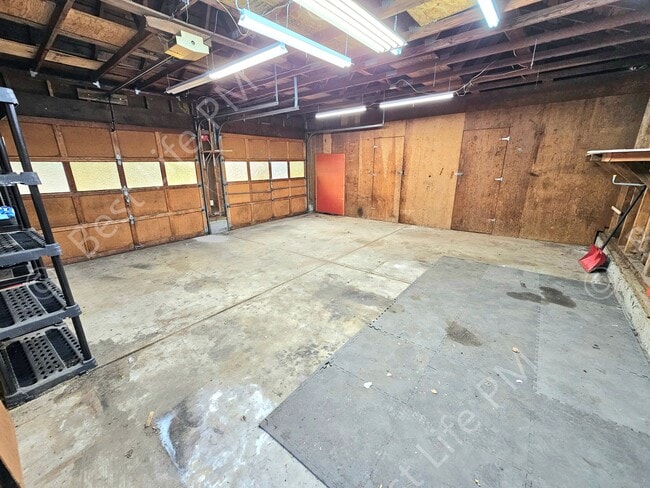 Building Photo - 2112 NE 33rd St