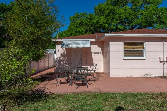 Building Photo - 3/2 Ranch with great outdoor space