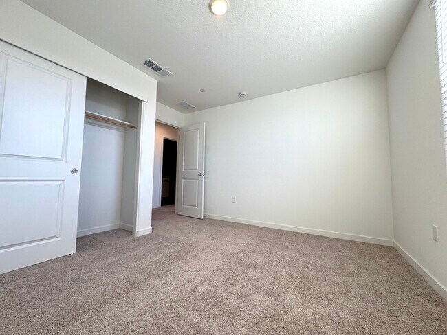 Building Photo - Beautiful Brand New SOLAR 3 bedroom 2.5 Bathroom Just Built in Lincoln CA!