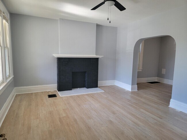 Building Photo - 1106 E Whittier St