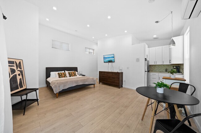 Building Photo - 355 S Sycamore Ave