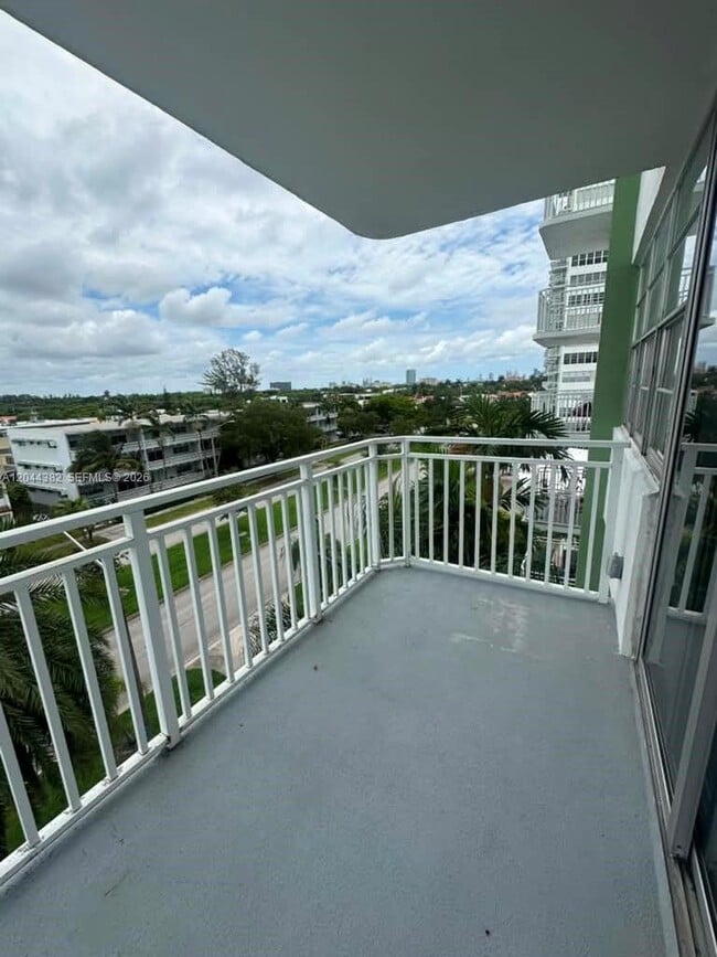 Building Photo - 2100 Sans Souci Blvd