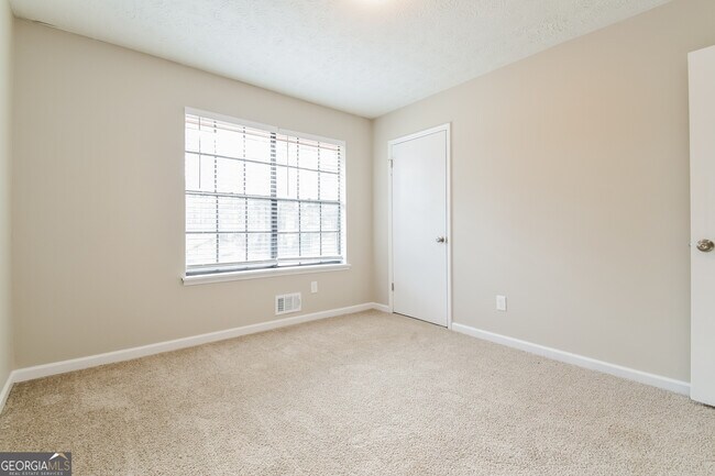 Building Photo - 640 Butterfield Ln