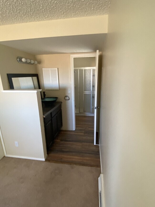 Building Photo - AVAILABLE IMMEDIATELY! Five bedroom house ...