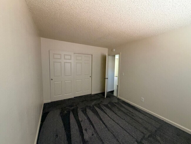 Building Photo - Reno Duplex - 1 Pet Friendly, Garage, Dishwasher, Washer/Dryer Hookups, Central A/C
