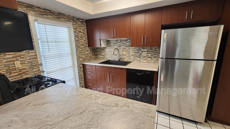 Building Photo - 400 N Sunrise Way