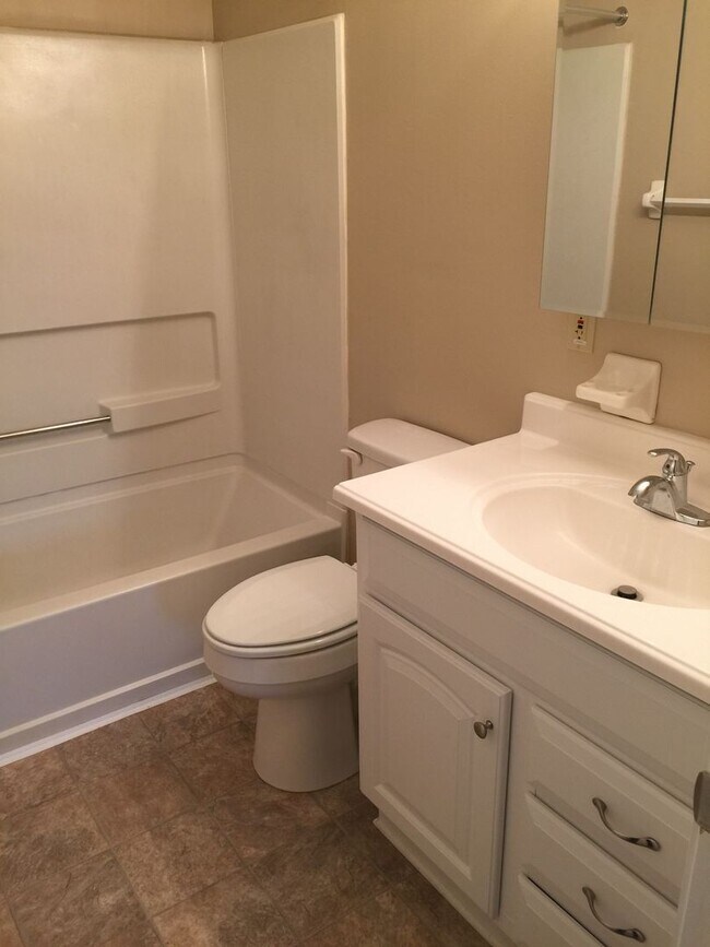 Building Photo - Condo in Shelbyville!