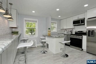 Building Photo - 100 Huguenot Ave