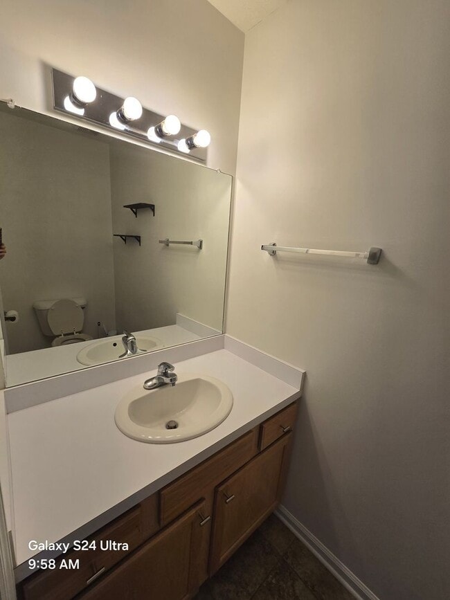 Building Photo - 3 Bedroom, 2 bath house with a bonus room and one car garage.