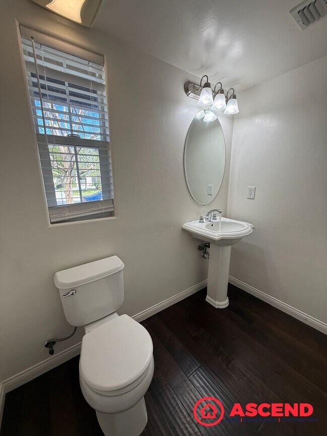 Building Photo - Beautiful 4 Bedroom Located in HOA!