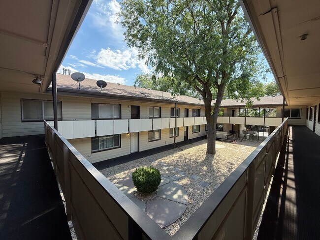 Building Photo - Spacious One-Bedroom Condo in Millcreek!