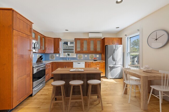 Primary Photo - 124 Boston Ave