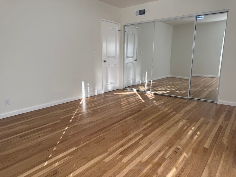 Building Photo - 9344 Valjean Ave