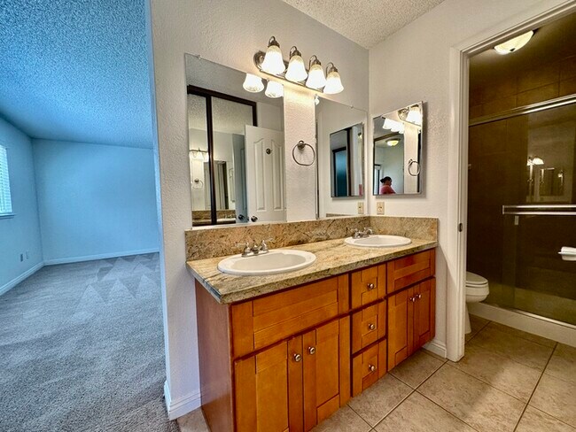 Building Photo - Charming 2 bedroom 2 bathroom home located in south Sacramento!