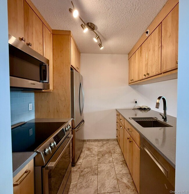 Building Photo - 25 Rockledge Ave
