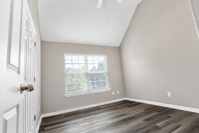 Building Photo - 10132 Montrose Dr