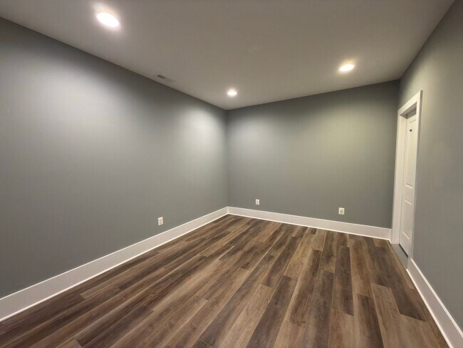 Building Photo - Spacious 4 Bed 3.5 Bath Home in Round Hill VA For Rent!