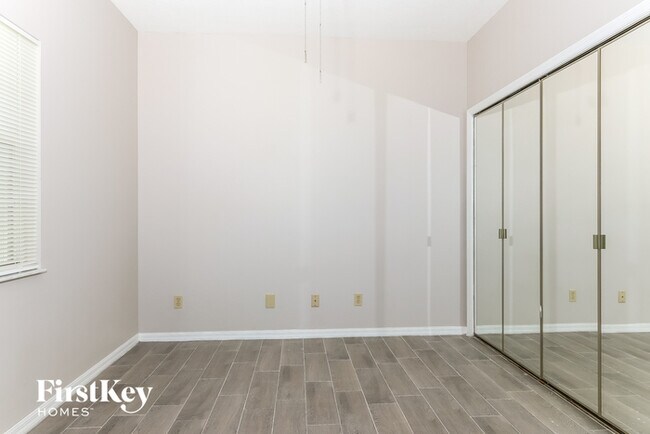 Building Photo - 2050 SE Elmhurst Rd