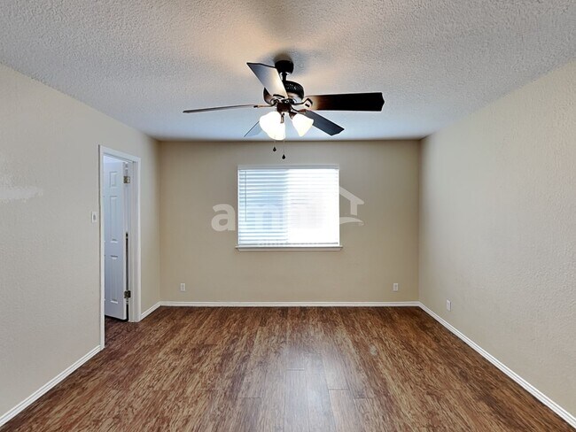 Building Photo - 105 Paige Bend