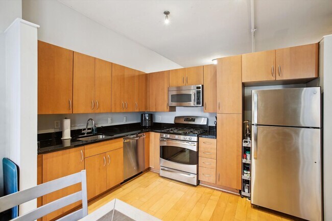 Building Photo - Incredible 1BR/1BA Condo Blocks from the Metro Vibrant Mount Vernon Triangle!