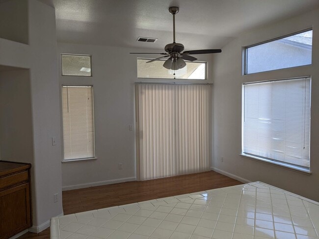 Building Photo - NW home offering plenty of amenities, clos...