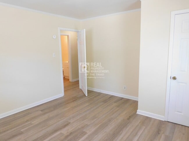 Building Photo - Cute Renovated 2bd/1ba Available Now!