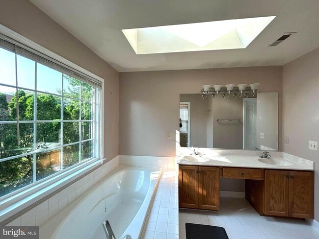 Building Photo - 5556 Village Center Dr