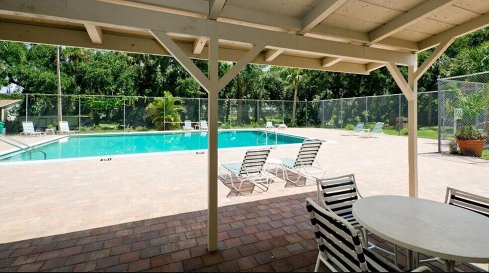 Building Photo - 904 Byron Ln