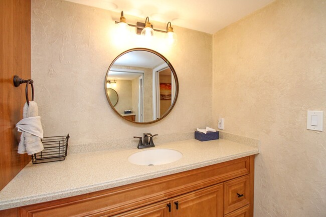 Building Photo - ** 2/2 CHARMING FURNISHED CONDO AT THE ISL...